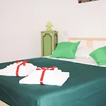 Salotto Piramide Couette-café 3*